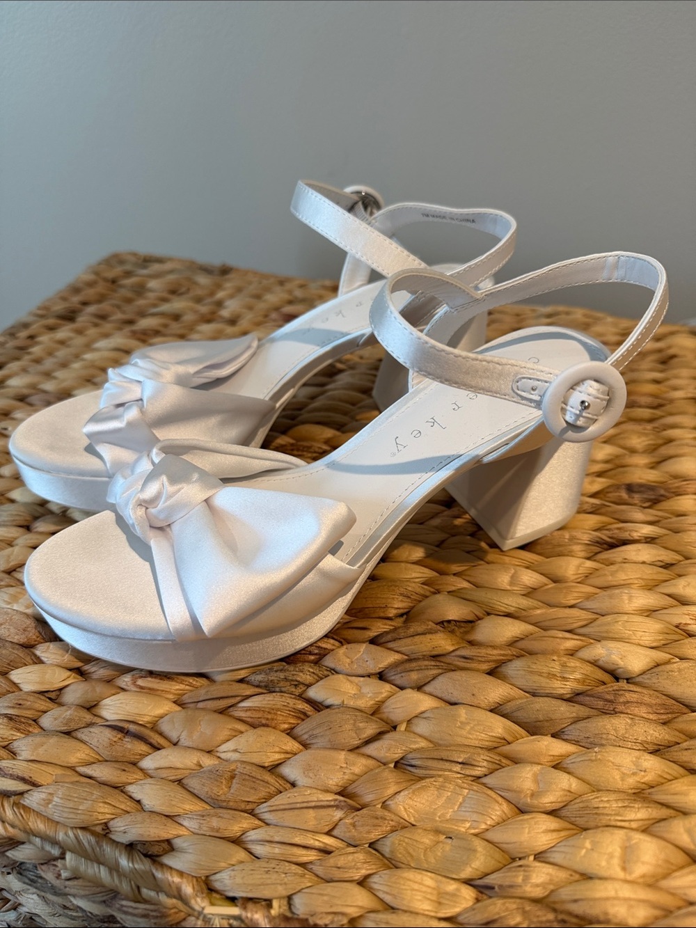 NWT Bridal Chic Satin Bow Strappy Heels - Picture 3 of 4